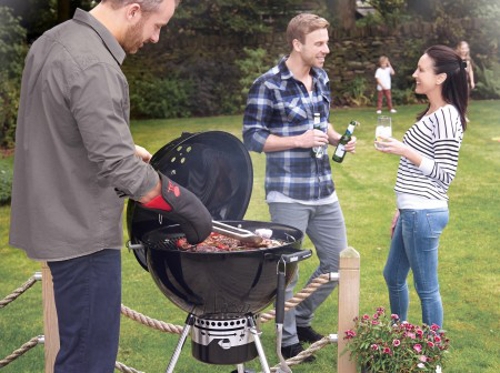 Não sei o que é mais inimaginável: Essa churrasqueira de Gremlim ou alguém usar luvas de cozinha num churrasco.