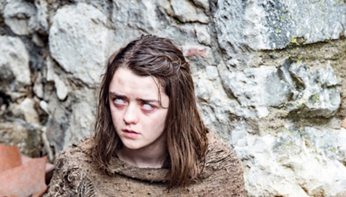 Arya Stark como pedinte em Bravos.
