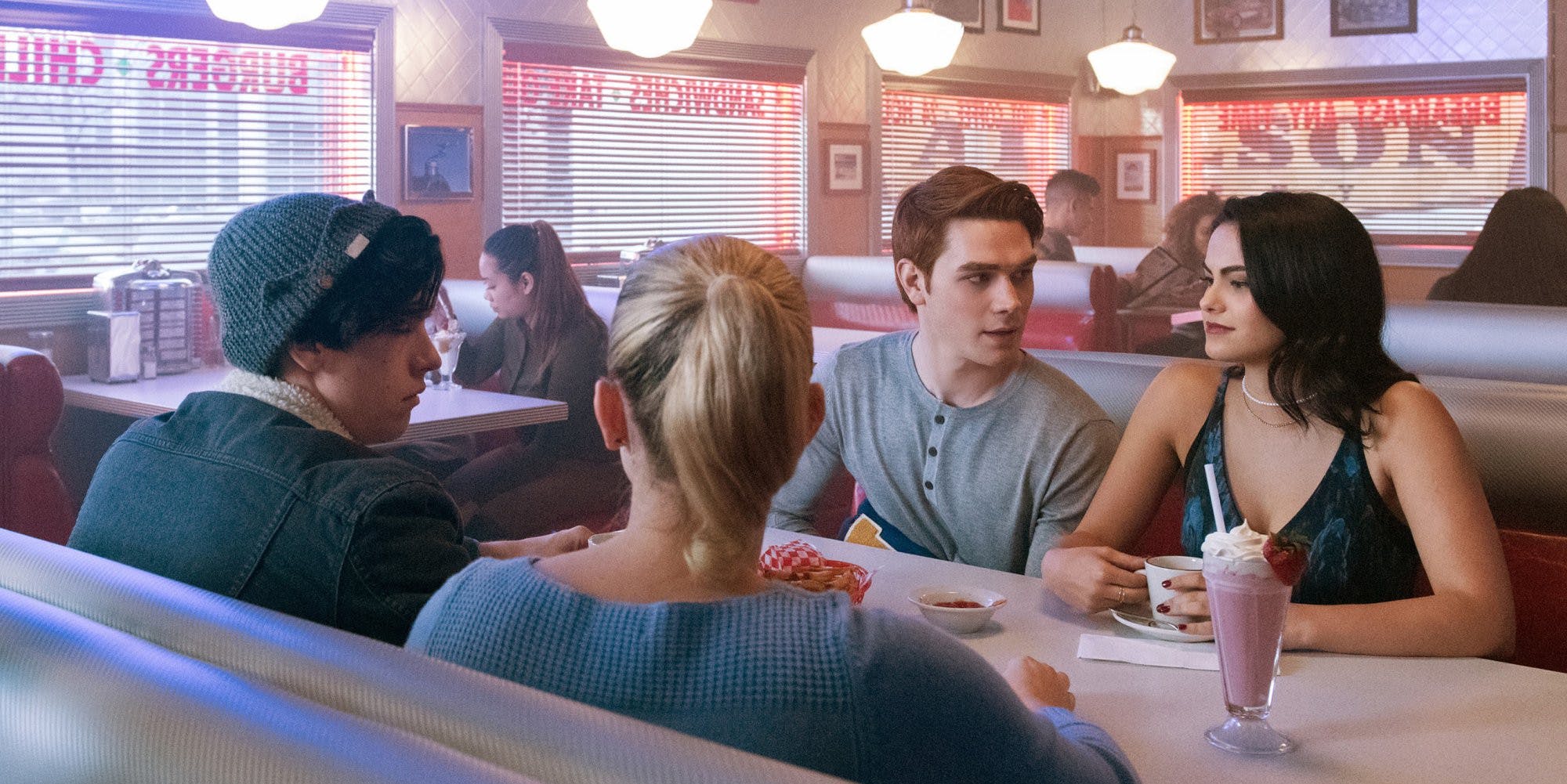 Riverdale é exibido pela CW.