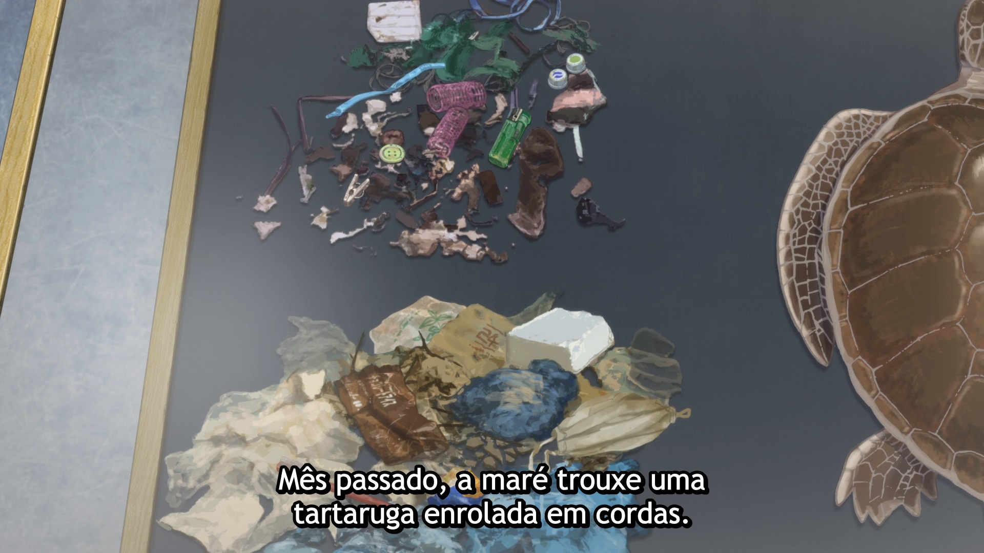 Captura de tela do episódio 22 de "The Aquatope on White Sand", mostrando uma tartaruga marinha e um amontoado de lixo, com a legenda "Mês passado, a maré trouxe uma tartaruga enrolada em cordas"